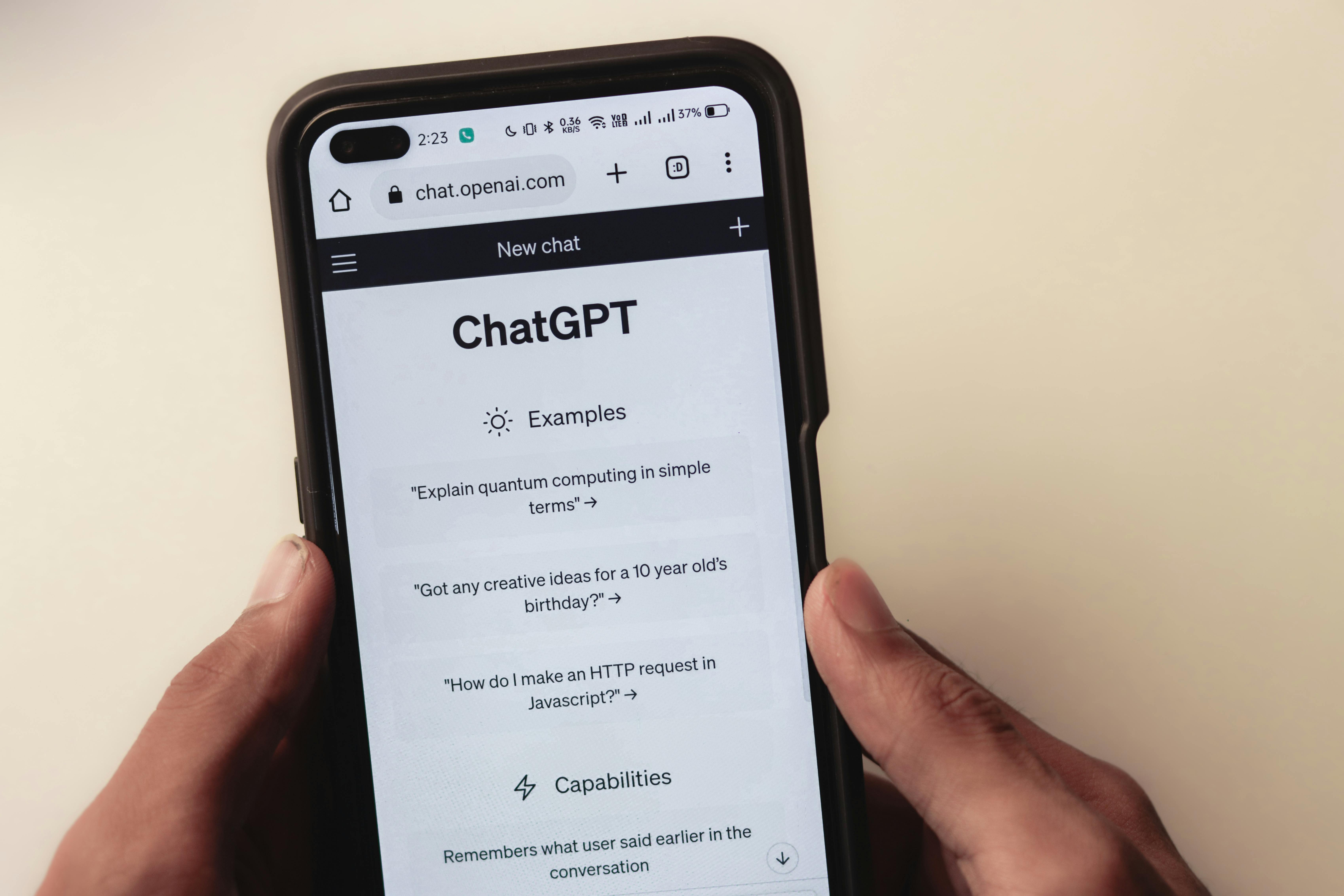 Smartphone met ChatGPT applicatie